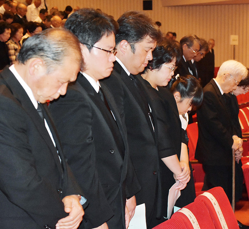 戦没者追悼式典 平和への誓い新たに 出雲市で 島根 毎日新聞