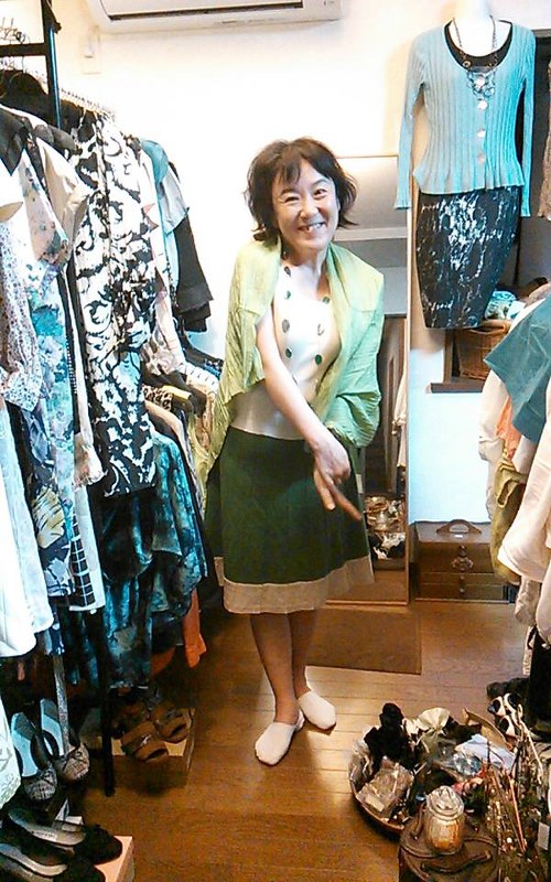 「ゆずり葉」の店内に掘り出し物がたくさん! 「この服、まるで私を待っていてくれたみたい」と満面の笑顔。