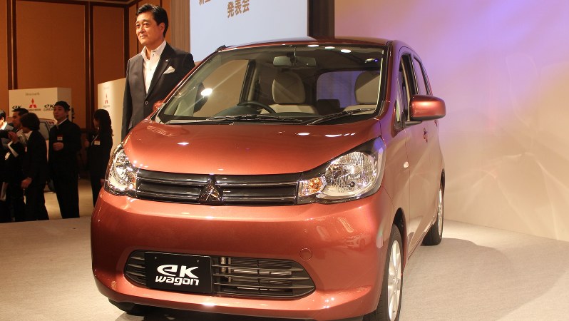 新型軽自動車の発表会で「eKワゴン」とともに登壇した益子修社長(肩書きは当時)=2013年6月6日、松倉佑輔撮影