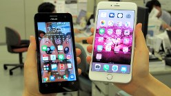 人気のiPhone6s Plus（右）と台湾製格安スマホ（左）