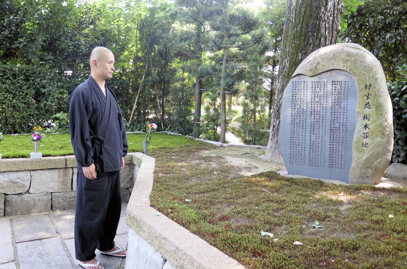 建仁寺の樹木葬地「緑雲苑」の石碑には、埋葬された人の氏名が刻まれている=京都市東山区で