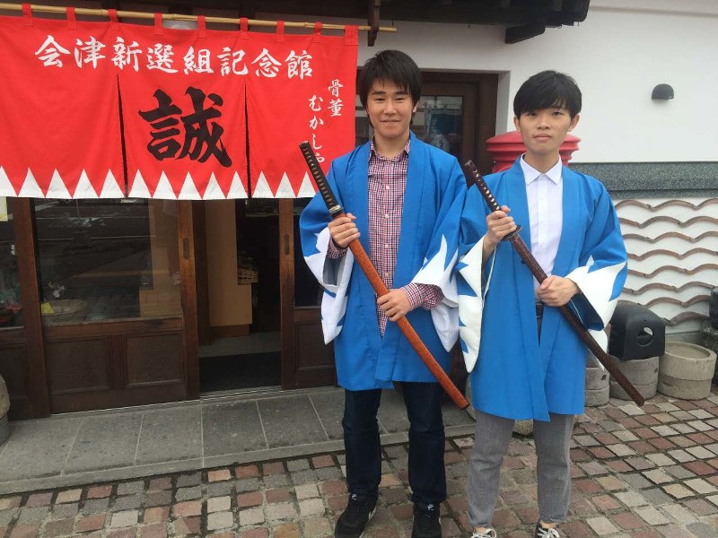 ツアー計画のため福島県を訪問した岡部航大さん(左)と陳思起さん=福島県会津若松市で5月17日、JTB広報室提供
