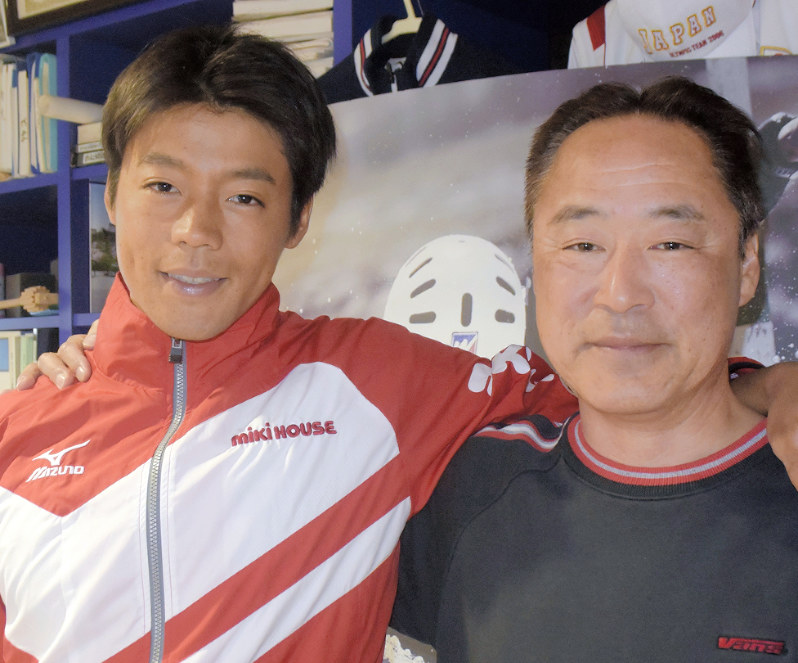 銅メダルを獲得した羽根田(左)と父邦彦さん=愛知県豊田市の自宅で、浅妻博之撮影