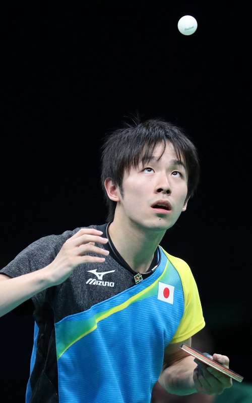 男子シングルス準々決勝でサーブする丹羽=山本晋撮影