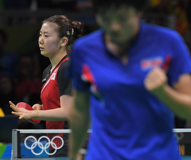 卓球女子シングルス3位決定戦でキム・ソンイ(手前)に得点を許し、立ち尽くす福原愛=リオデジャネイロのリオ中央体育館で2016年8月10日、和田大典撮影