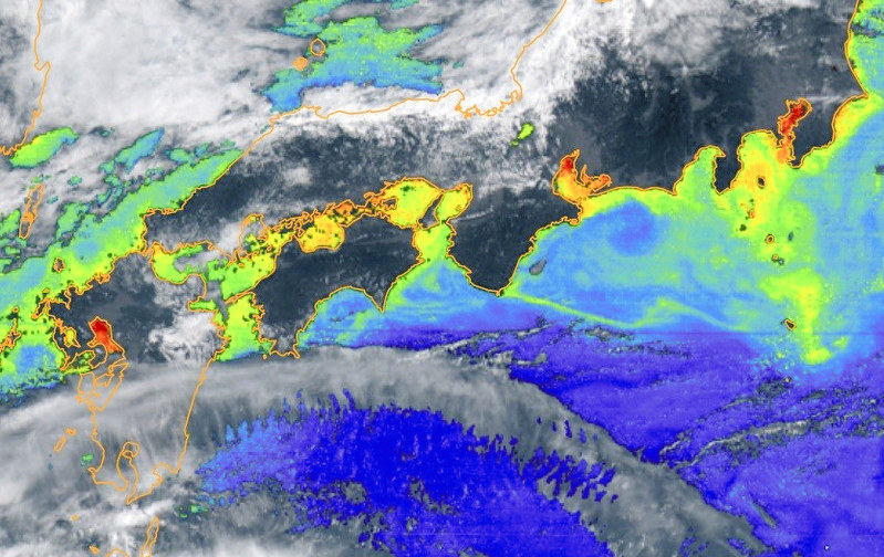 ひまわり8号のデータを使い、海水中の植物プランクトン量の指標となる物質の濃度を示した画像。赤いと濃度が高い=JAXAひまわりモニタ提供