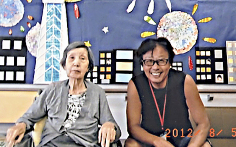 老人保健施設の夏祭りに参加した母玉枝さん(左)と柳沢健一さん(右)=柳沢さん提供