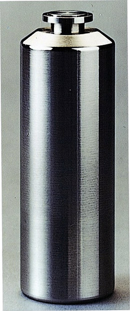 ガラス固化体の模型=日本原燃提供