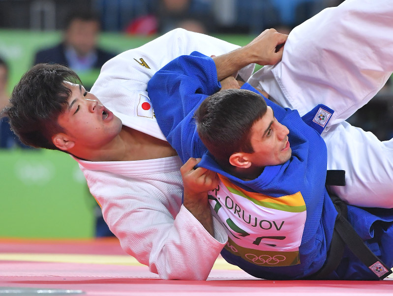 リオ五輪男子73キロ級で優勝した大野将平選手(左)=和田大典撮影