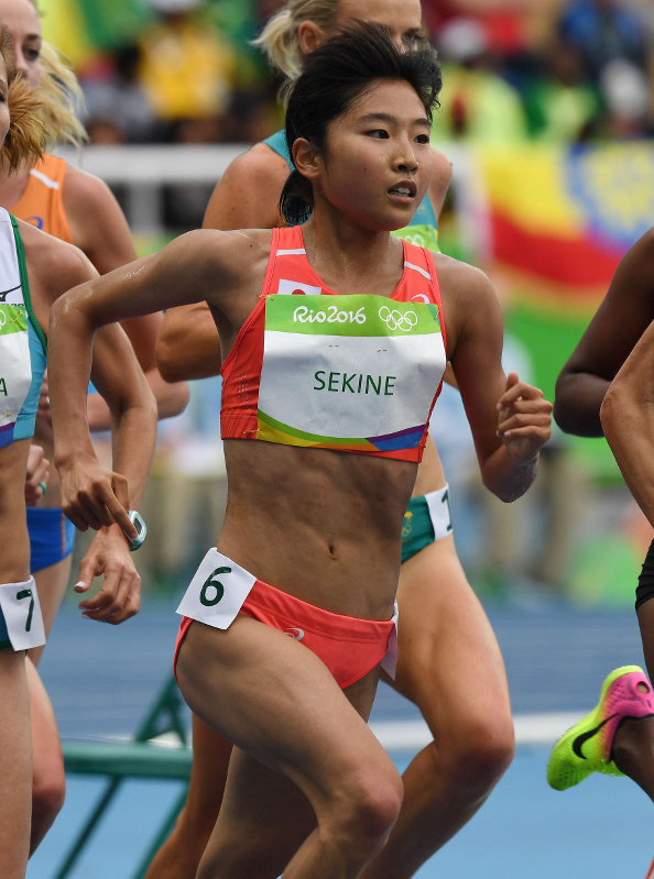 女子1万メートル決勝で力走する関根=三浦博之撮影