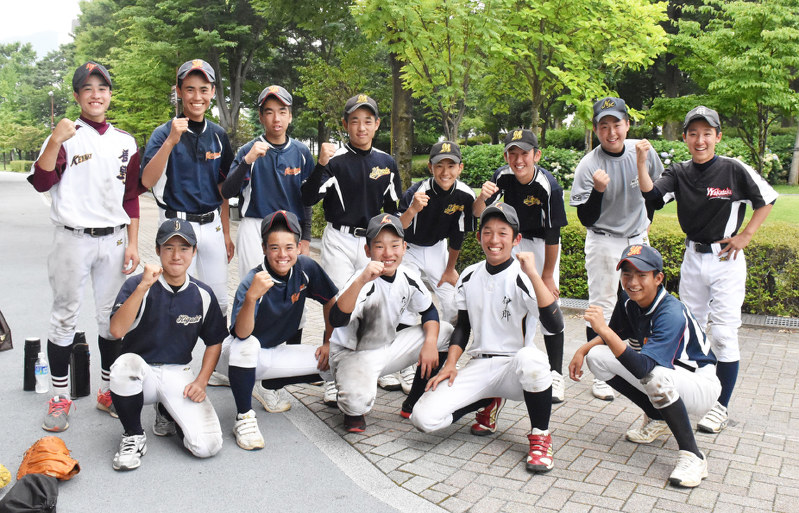 硬式野球の大会に出場した上伊那オールスターズの選手ら=長野県諏訪市の諏訪湖スタジアムで