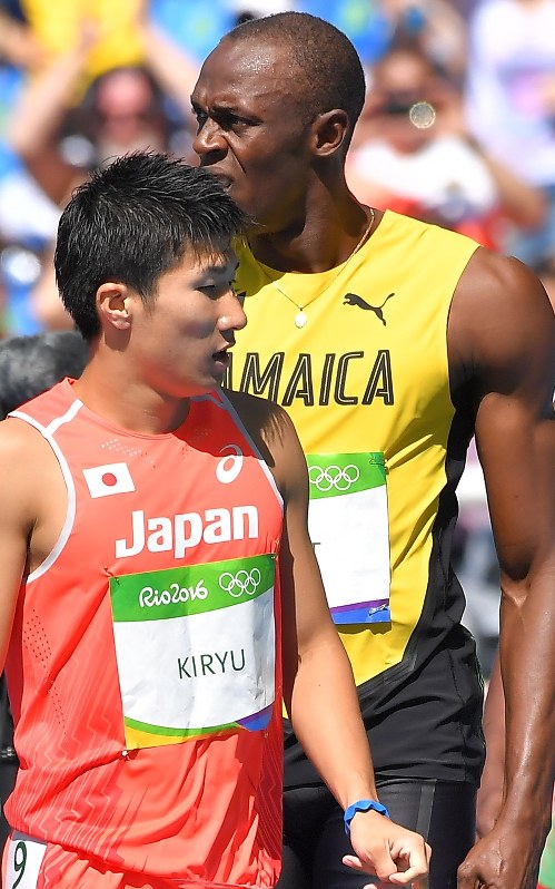 陸上男子100メートル予選で同じ組で走ったボルト(奥)と桐生=和田大典撮影