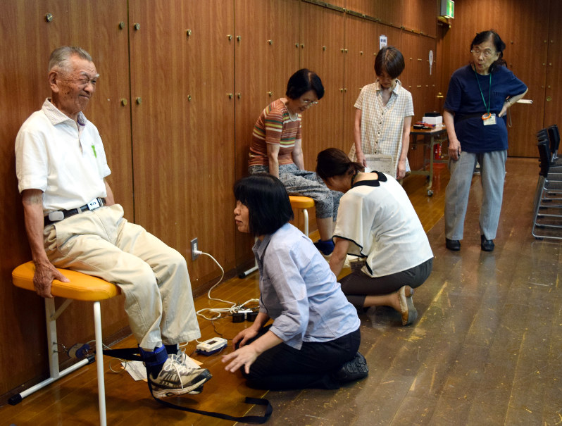 認知症予防の基本は健康の維持。東京都国分寺市では、市民が介護予防活動「暮らしを拡げる10の筋力トレーニング」に取り組み、定期的な体力測定に臨んでいる
