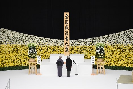 全国戦没者追悼式で黙とうされる天皇、皇后両陛下＝東京都千代田区の日本武道館で２０１６年８月１５日正午、内藤絵美撮影