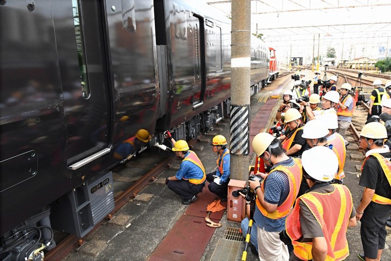 豪華寝台特急：贅を尽くした「瑞風」いかが 先頭車両搬入 | 毎日新聞