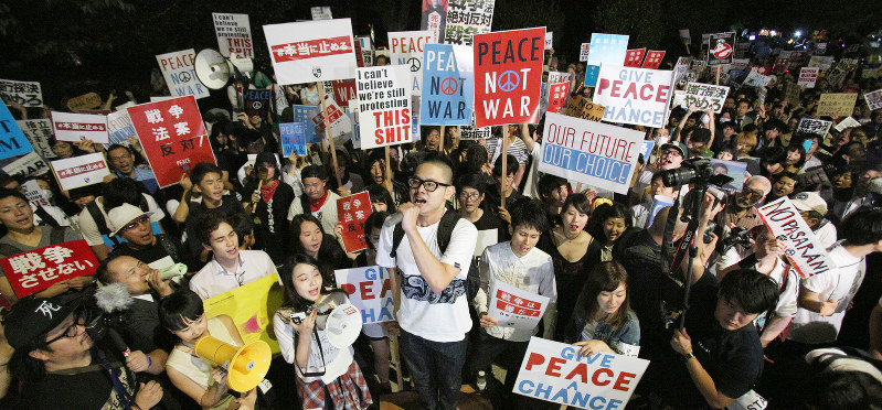 SEALDsの呼びかけで国会前に集まり、安保関連法案に反対の声をあげる人たち=2015年7月10日午後8時57分、後藤由耶撮影