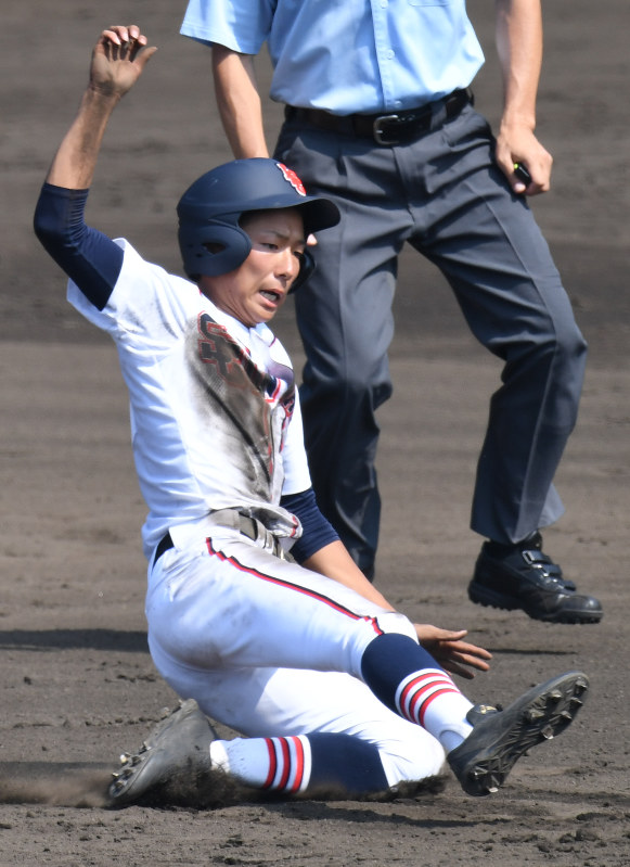 【山梨学院−いなべ総合】八回裏いなべ総合無死一塁、打者・神田の時、宮崎が二盗を決める=阪神甲子園球場で2016年8月14日、山崎一輝撮影