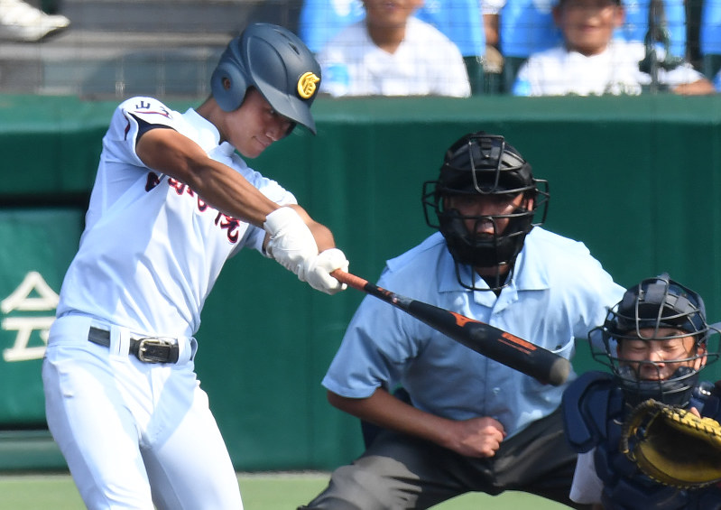 【山梨学院−いなべ総合】五回表山梨学院2死一、三塁、滝沢が左翼線2点二塁打を放つ(捕手・渡辺雄)=阪神甲子園球場で2016年8月14日、山崎一輝撮影