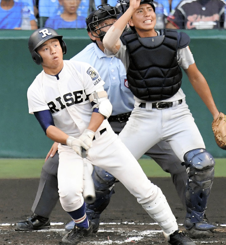 二回裏履正社2死一、三塁、山本が左越え3点本塁打を放つ(捕手・徳田)=阪神甲子園球場で2016年8月14日、須賀川理撮影