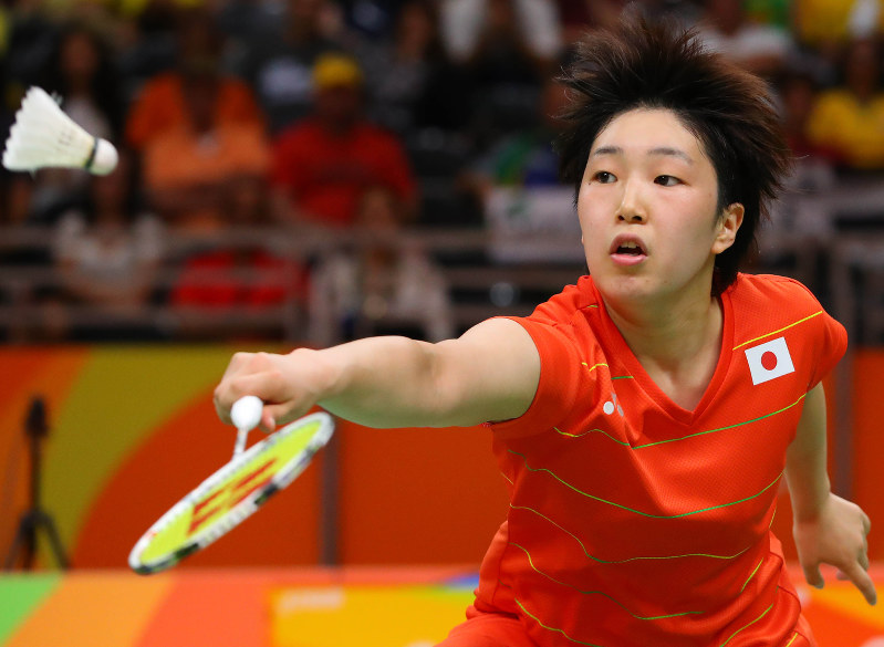 女子シングルス決勝トーナメント1回戦 第1ゲーム、シャトルを追いかける山口茜=リオデジャネイロのリオ中央体育館で2016年8月15日、小川昌宏撮影