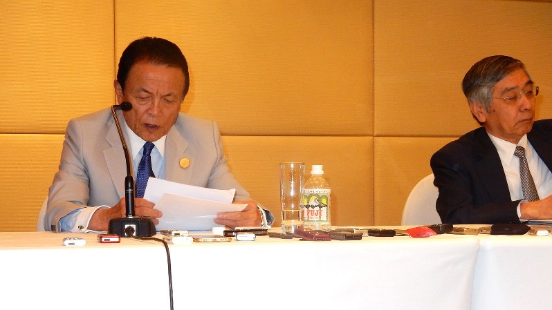 G20財務相・中央銀行総裁会議の閉幕後会見で「過剰生産」が取り上げられた背景を説明する麻生太郎財務相(左)=中国四川省成都で2016年7月24日、赤間清広撮影