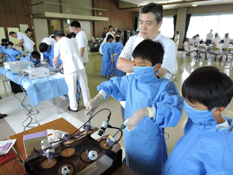 医療 看護体験 鶏肉で外科手術も 小学生３０人参加 製鉄記念八幡病院 福岡 毎日新聞