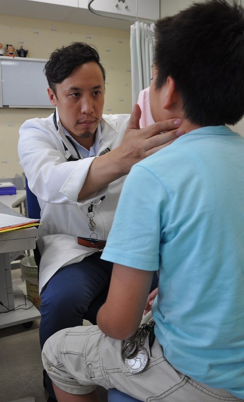 起立性調節障害の疑いのある患者を診察する東京医科大の呉助教(左)=東京都新宿区で