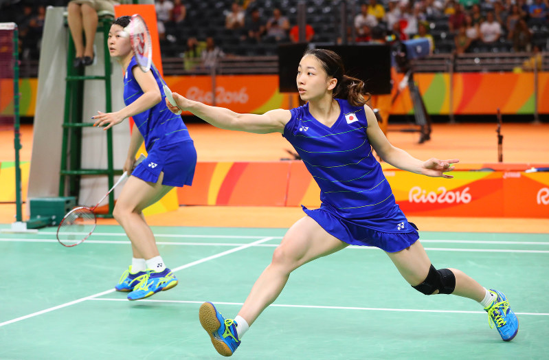 【バドミントン】女子ダブルス準決勝第2ゲーム、シャトルを追う松友美佐紀(右)高橋礼華組=リオデジャネイロのリオ中央体育館で2016年8月16日、小川昌宏撮影