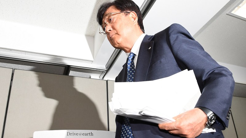 三菱自動車の益子修会長兼社長。燃費データ不正問題の特別調査委報告を受けた記者会見で=2016年8月2日、内藤絵美撮影