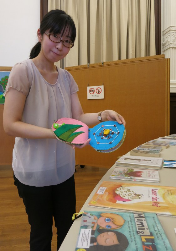 絵本展は21カ国の50作品を展示。布などの感触を楽しめるよう工夫された絵本も手に取れる=台東区で