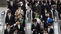 マイナビ合同会社説明会に向かう学生ら＝２０１６年３月１９日、竹内紀臣撮影