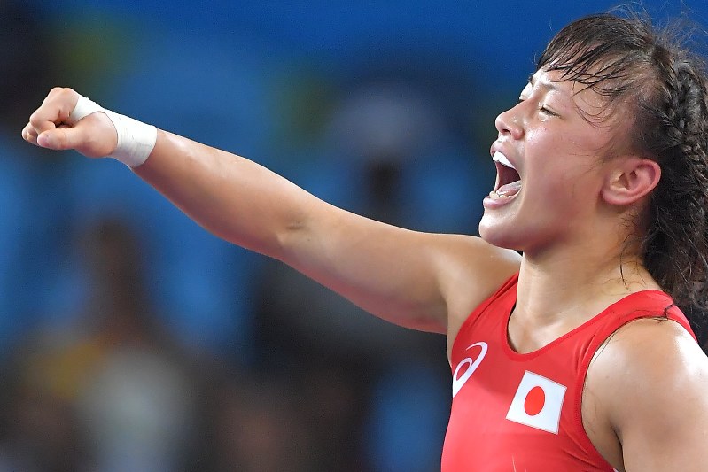 女子フリースタイル48キロ級決勝でアゼルバイジャンのスタドニクを破って金メダルを決め、拳を固める登坂=リオデジャネイロのカリオカアリーナで2016年8月17日、和田大典撮影