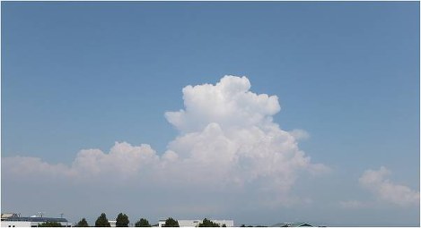 2015年7月30日午後1時40分に千葉・房総半島上に発生した積乱雲。神奈川県横須賀市の防衛大学校から望む=小林文明・同大教授提供