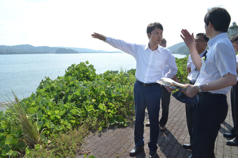 川内原発に近い川内川河口付近を視察する三反園知事(左)=鹿児島県薩摩川内市で2016年8月19日、宝満志郎撮影