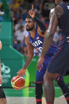 【米国―セルビア】第１クオーター、指示を出す米国のカイリー・アービング＝リオデジャネイロのカリオカアリーナで２０１６年８月２１日、和田大典撮影