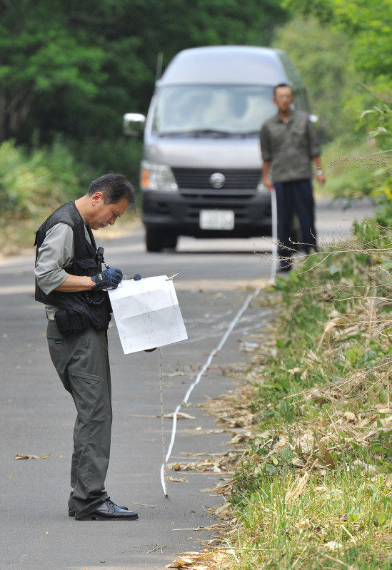 4人が死傷した飲酒ひき逃げ現場の実況見分=北海道小樽市で2014年7月14日午後1時52分、石井諭撮影