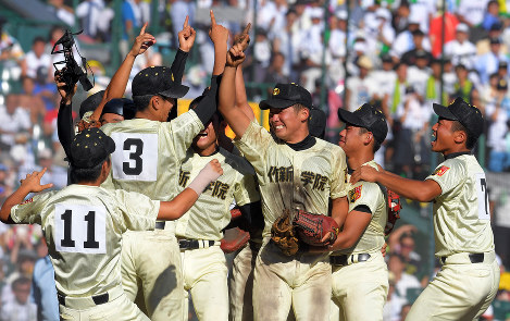 全国高校野球：100回大会で深紅の大優勝旗リニューアル | 毎日新聞