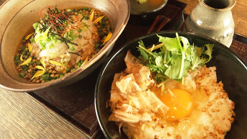 「特製玉子かけご飯」(右)と「かけ汁だし茶づけ」(左)(各500円税込み、以下同)。そばのエッセンスを盛り込んだ、締めのごはんメニューだ