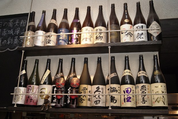 日本酒は常時10〜12種ほどの銘柄をそろえる。なくなり次第、順次入れ替えていく