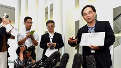 記者の囲み取材に応じる戴正呉・シャープ社長＝２０１６年８月２２日、川平愛撮影
