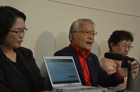 県に要望書を提出後、記者会見する「３１１甲状腺がん家族の会」代表世話人の河合弘之弁護士（左）ら＝福島市杉妻町の県庁で