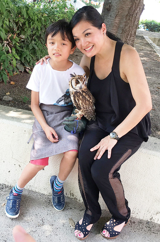 フクロウとの散歩を楽しむ台湾からの旅行客=大阪市北区で、オウル・ファミリー提供