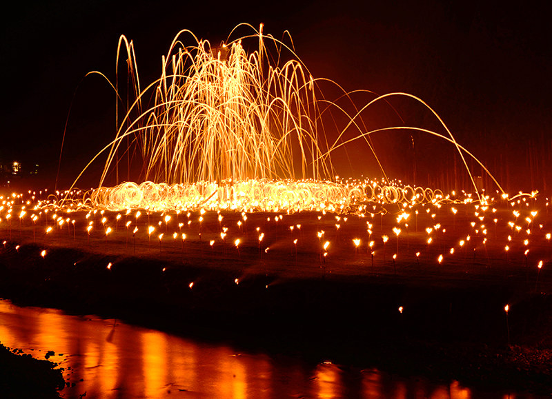 驚都 きょうと ５２ 勇壮で幻想的な炎の軌跡 京都 毎日新聞