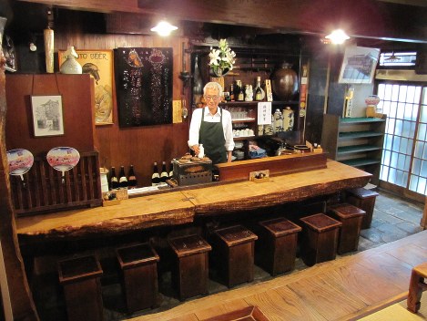 酒屋時代からの歴史が詰まった鍵屋の店内と７代目店主、清水賢太郎さん＝台東区根岸３で