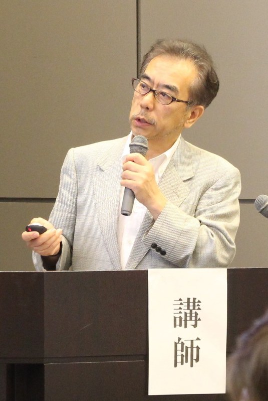 働きやすい職場づくりについて話す外務省メンタルヘルス対策上席専門官の鈴木満さん=盛岡市盛岡駅西通1のいわて県民情報交流センターで