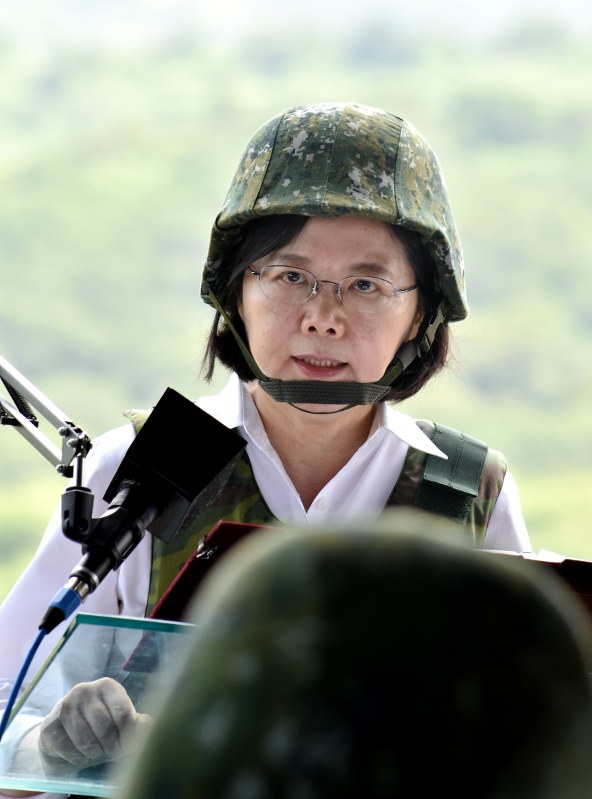 演習を視察後、演説する蔡英文総統=台湾屏東県恒春で2016年8月25日、鈴木玲子撮影