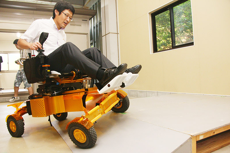 座面でバランスをとる新開発の電動車椅子は、従来は難しかった段差を斜めに上る動作も容易だ=和歌山市の和歌山大で、稲生陽撮影