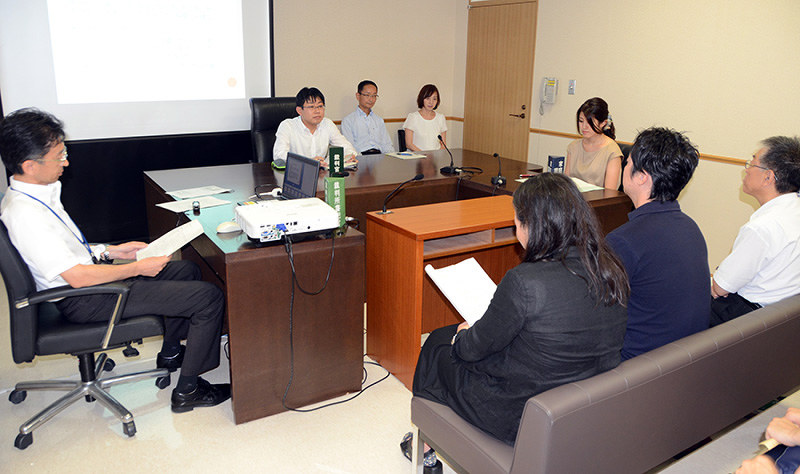 模擬少年審判 立ち直りの場 丁寧に 審判廷使い 中高生ら見学 法服や段差なく 少年と周囲に問いかけ 神戸家裁 兵庫 毎日新聞