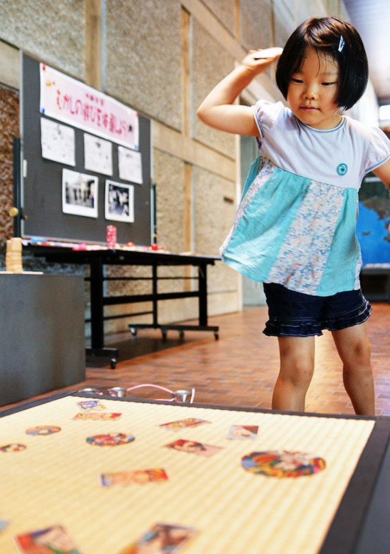 昔の遊び体験 テレビゲームにない魅力 羽子板や竹とんぼ１５種 和歌山市立博物館 和歌山 毎日新聞