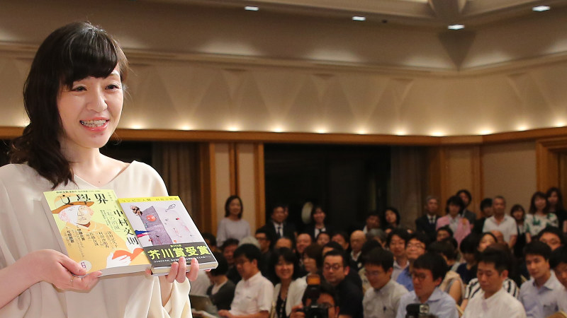 芥川賞受賞の記者会見で撮影に応じる「コンビニ人間」の著者、村田沙耶香さん=2016年7月19日、長谷川直亮撮影